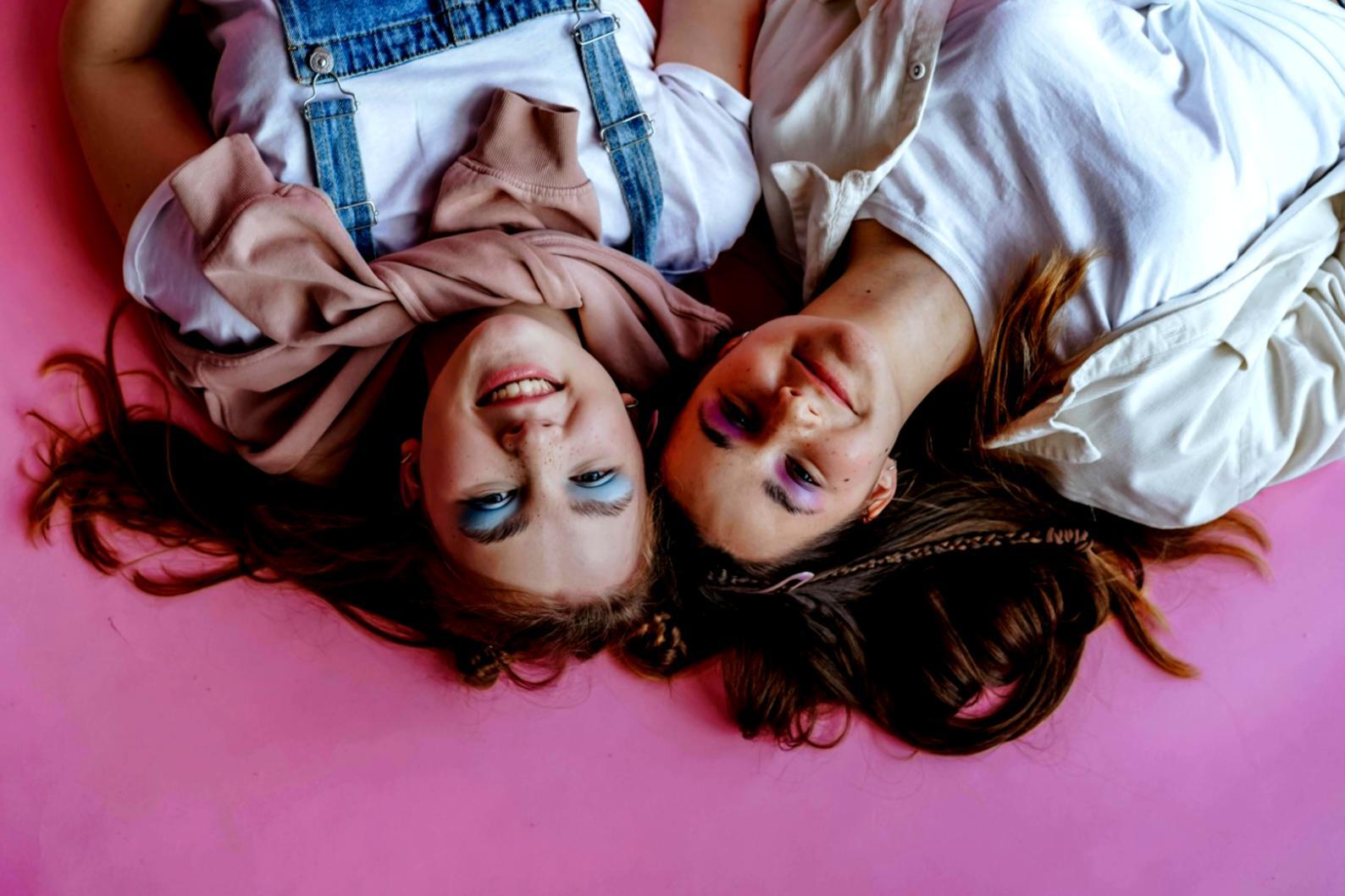 Studio trucco con palette colori e strumenti professionali